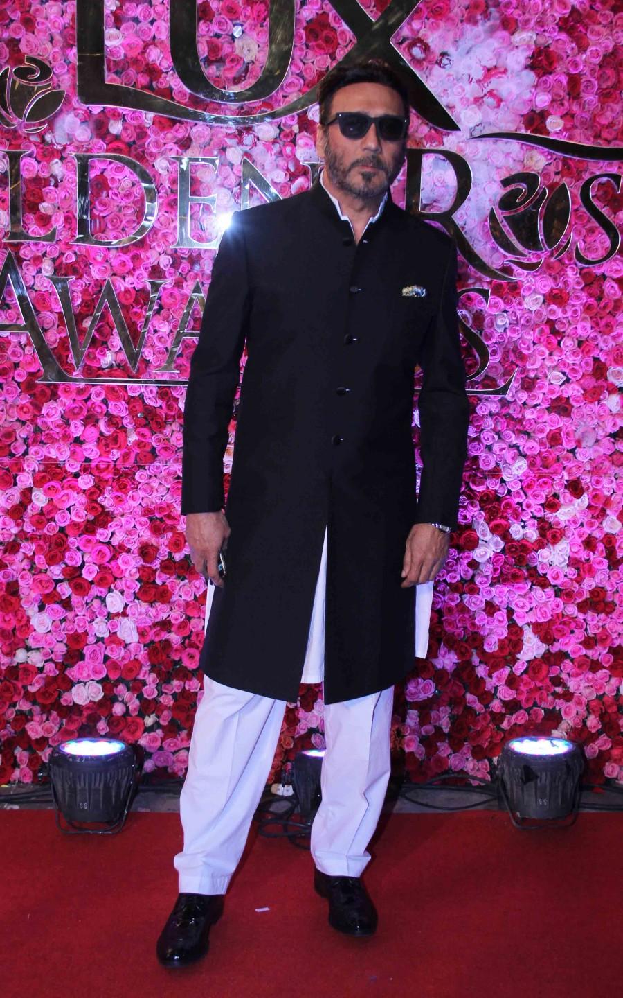 Jackie Shroff at Lux Golden Rose Awards 2016. Jackie Shroff,Pooja Hegde,Shahid Kapoor,Jackie Shroff at Lux Golden Rose Awards 2016,Pooja Hegde at Lux Golden Rose Awards 2016,Shahid Kapoor at Lux Golden Rose Awards 2016