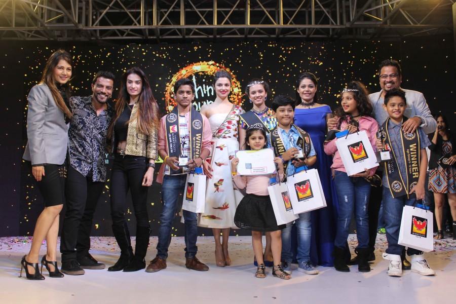 Phoenix Marketcity Kurla, the fashion hub celebrated the grand finale of Shine Young 2016 with the gorgeous actress, Divya Khosla Kumar. Shine Young is an initiative by the mall to provide a talent platform for all kids aged 5 to 14 years. At the finale Divya was seen walking the ramp with her son and finalists. Divya Khosla Kumar,Divya Khosla Kumar walk on ramp,Divya Khosla Kumar walk on ramp with her son Ruhaan Kumar,Divya Khosla Kumar at Shine Young 2016,Shine Young 2016,Shine Young,Ruhaan Kumar