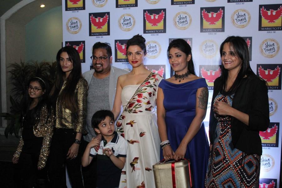 Speaking at the event Divya Khosla Kumar said, "I am delighted to be a part of the grand finale of Shine Young 2016. It gave me great pleasure to watch all the talented kids perform. Phoenix Marketcity, Kurla has truly provided an excellent platform for kids to showcase their aptitude." Divya Khosla Kumar,Divya Khosla Kumar walk on ramp,Divya Khosla Kumar walk on ramp with her son Ruhaan Kumar,Divya Khosla Kumar at Shine Young 2016,Shine Young 2016,Shine Young,Ruhaan Kumar