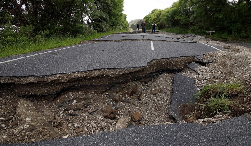 A fractured road caused by an earthquake stops vehicle access near the town of Ward, 70 kilometers south of Blenheim on New Zealand's South Island, November 14, 2016. New Zealand,New Zealand earthquake,New Zealand hit earthquake,New Zealand severe earthquake,New Zealand aftershocks