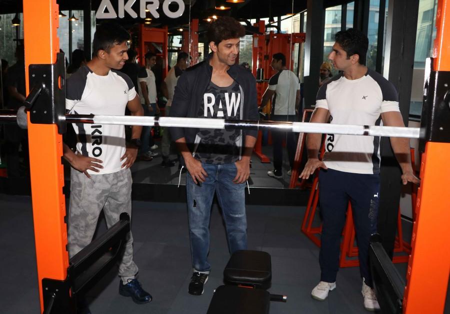 Photos of Bollywood actress Hrithik Roshan Inaugurate New Gym. Hrithik Roshan,Hrithik Roshan inaugurates GYM,Hrithik Roshan inaugurates New GYM,Hrithik Roshan latest pics,Hrithik Roshan latest images,Hrithik Roshan latest photos,Hrithik Roshan latest stills,Hrithik Roshan latest pictures