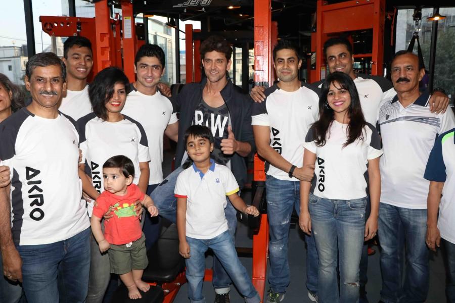 Photos of Bollywood actress Hrithik Roshan Inaugurate New Gym. Hrithik Roshan,Hrithik Roshan inaugurates GYM,Hrithik Roshan inaugurates New GYM,Hrithik Roshan latest pics,Hrithik Roshan latest images,Hrithik Roshan latest photos,Hrithik Roshan latest stills,Hrithik Roshan latest pictures