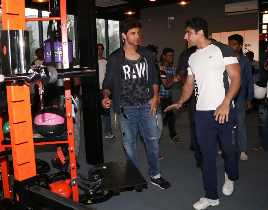 Photos of Bollywood actress Hrithik Roshan Inaugurate New Gym. Hrithik Roshan,Hrithik Roshan inaugurates GYM,Hrithik Roshan inaugurates New GYM,Hrithik Roshan latest pics,Hrithik Roshan latest images,Hrithik Roshan latest photos,Hrithik Roshan latest stills,Hrithik Roshan latest pictures