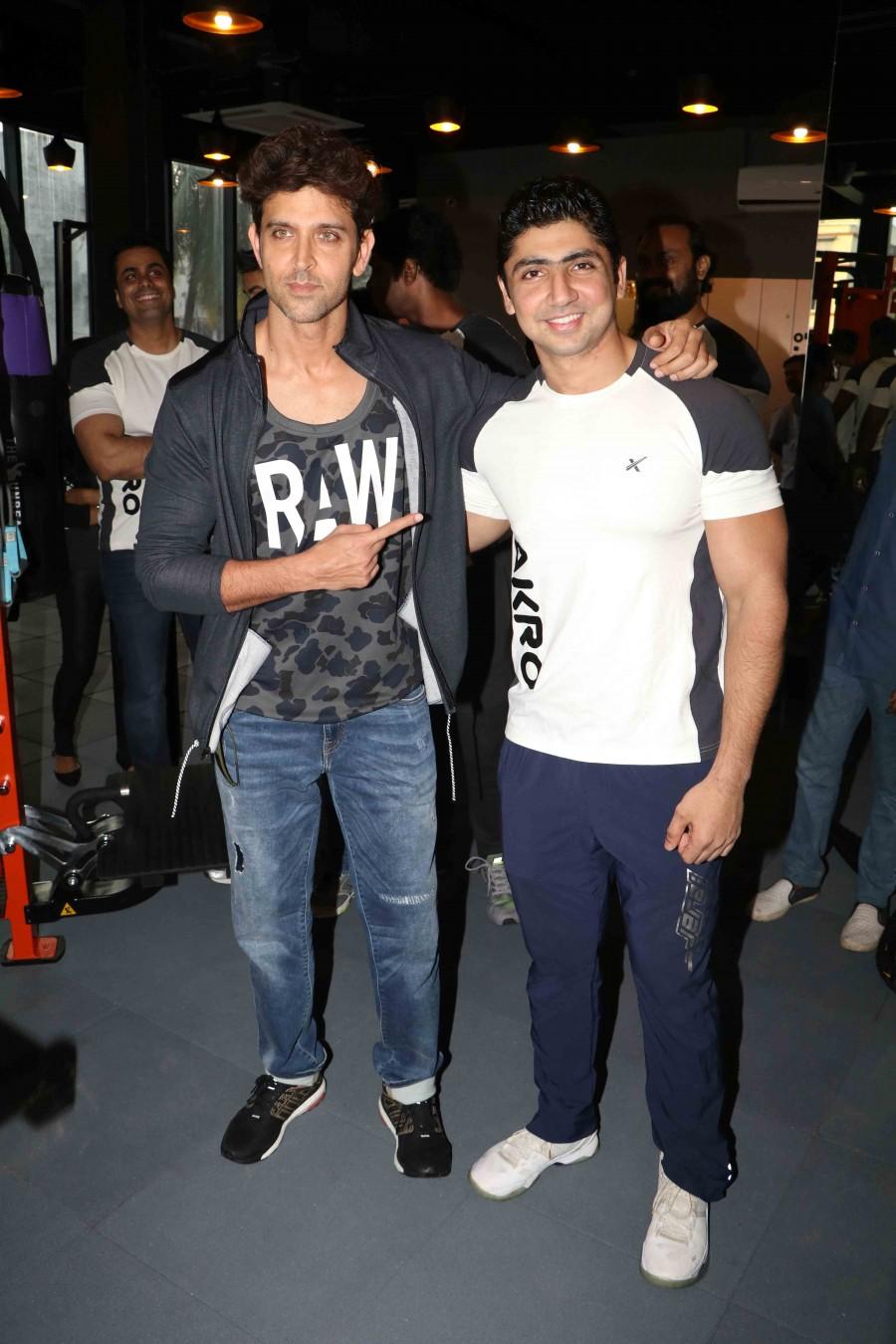 Photos of Bollywood actress Hrithik Roshan Inaugurate New Gym. Hrithik Roshan,Hrithik Roshan inaugurates GYM,Hrithik Roshan inaugurates New GYM,Hrithik Roshan latest pics,Hrithik Roshan latest images,Hrithik Roshan latest photos,Hrithik Roshan latest stills,Hrithik Roshan latest pictures