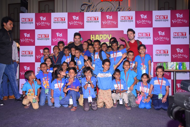 He also met the winner of Navbharat Times mast-head coloring contest. Varun Dhawan,Varun Dhawan celebrates Children's Day,Varun Dhawan celebrates Children's Day at Kidzania,Varun Dhawan at Kidzania,Kidzania,Children's Day,Children's Day celebrations,Varun Dhawan pics,Varun Dhawan images,Varun Dhawan phot
