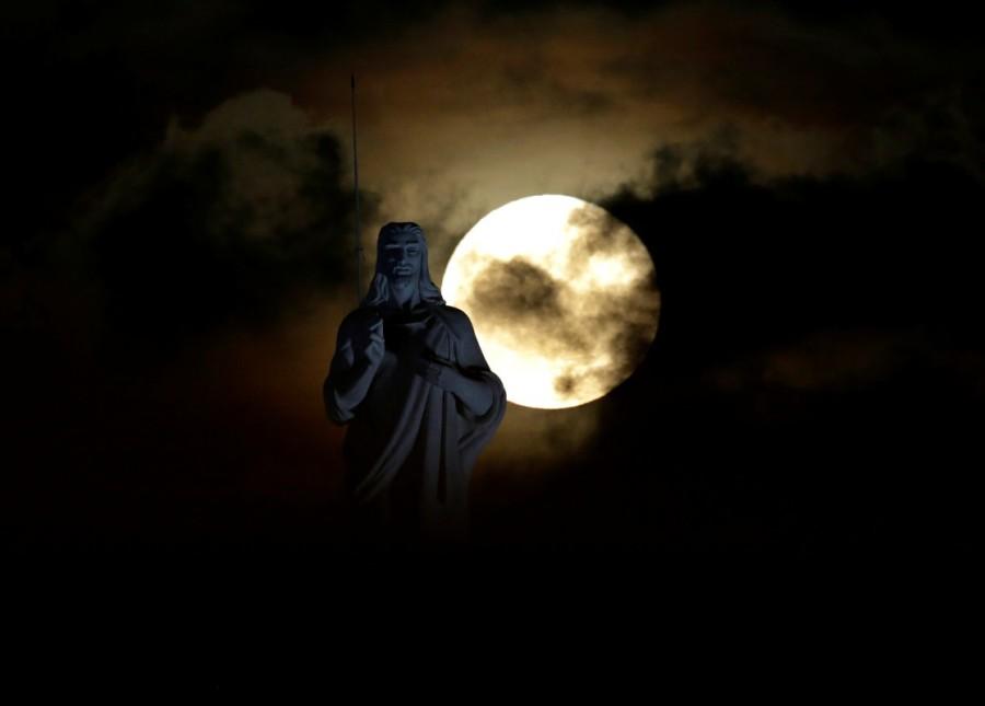 A supermoon is seen near a statue of Jesus Christ in Havana, Cuba. Supermoon,Supermoon around world,Supermoon in india,Supermoon pics,Supermoon images,Supermoon stills,Supermoon pictures,Supermoon photos,Supermoon new pics