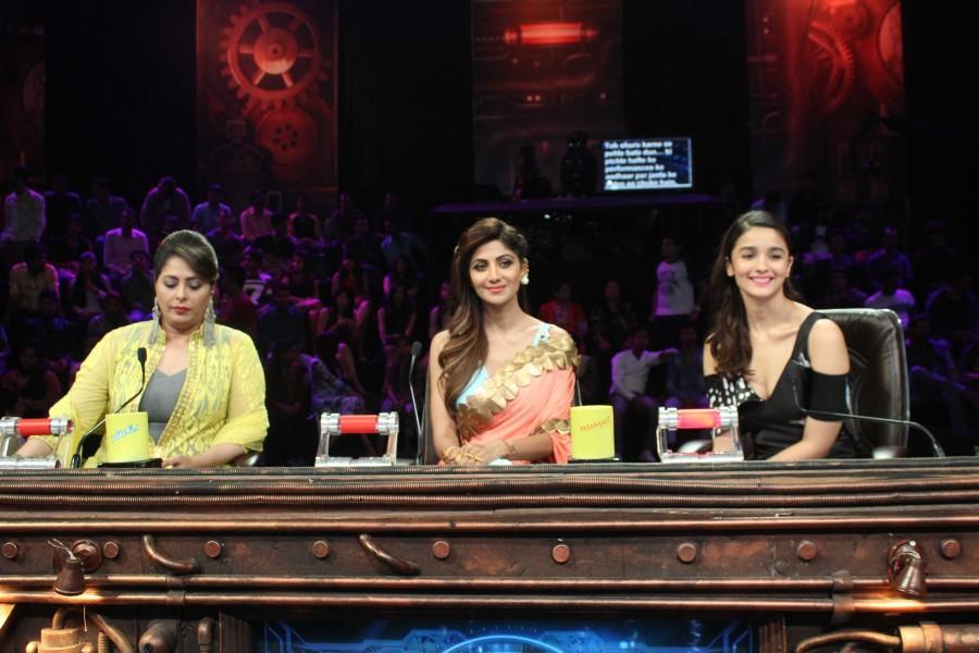 Photos of Bollywood Actress Alia Bhatt during the promotion of film Dear Zindagi on the sets of Sony TV reality show Super Dancer, in Mumbai, on Nov 15, 2016. Alia Bhatt,Dear Zindagi,Dear Zindagi promotion,Dear Zindagi movie promotion,Dear Zindagi on Super Dancer,Super Dancer,Dear Zindagi on the sets of Super Dancer,Alia Bhatt pics,Alia Bhatt images,Alia Bhatt photos,Alia Bhatt stills,Alia Bhatt pictures