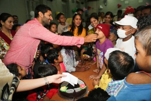 Actor Purab Kohli along with Cuddles Foundation celebrated Children's day with cancer patients at Wadia Hospital. Purab was seen interacting with the kids from KEM and Nair hospitals along with the story telling session, it was a moment for him to cherish forever.