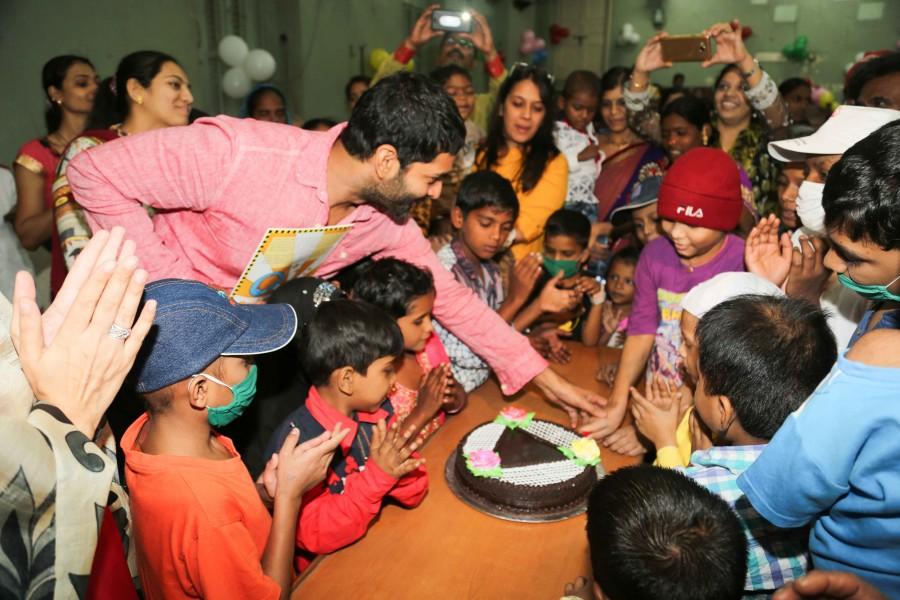 Cuddles Foundation, India’s only NGO that helps meet the nutritional needs of thousands of underprivileged children afflicted with cancer every year. The actor extended his unconditional support to the cause and spread awareness about the importance of nutrition in child cancer treatment in the form of story. Purab Kohli,Purab Kohli celebrates Children's Day 2016,Children's Day 2016,Childrens Day 2016,Purab Kohli pics,Purab Kohli images,Purab Kohli photos,Purab Kohli stills,Purab Kohli pictures