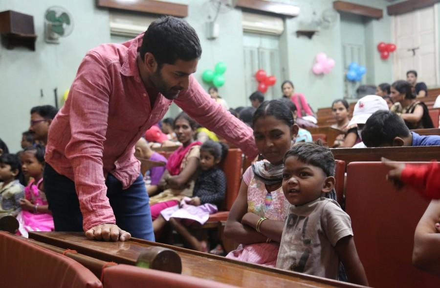 Thanks to Cuddles who works towards their nutrition towards cancer effected kids and providing them with healthy food. I did a story telling which was written by the founder of Cuddles Foundation. These kids really enjoyed and I am glad they learnt a little bit of the story". Purab Kohli,Purab Kohli celebrates Children's Day 2016,Children's Day 2016,Childrens Day 2016,Purab Kohli pics,Purab Kohli images,Purab Kohli photos,Purab Kohli stills,Purab Kohli pictures