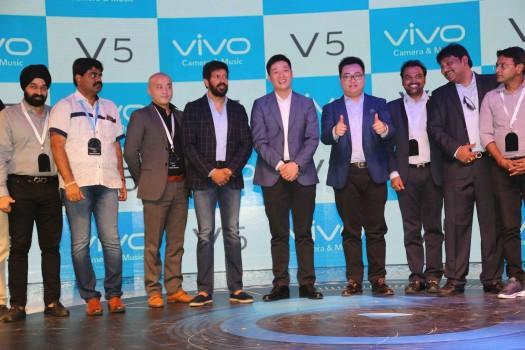 Photos of Kabir Khan launches Vivo V5 smartphone.