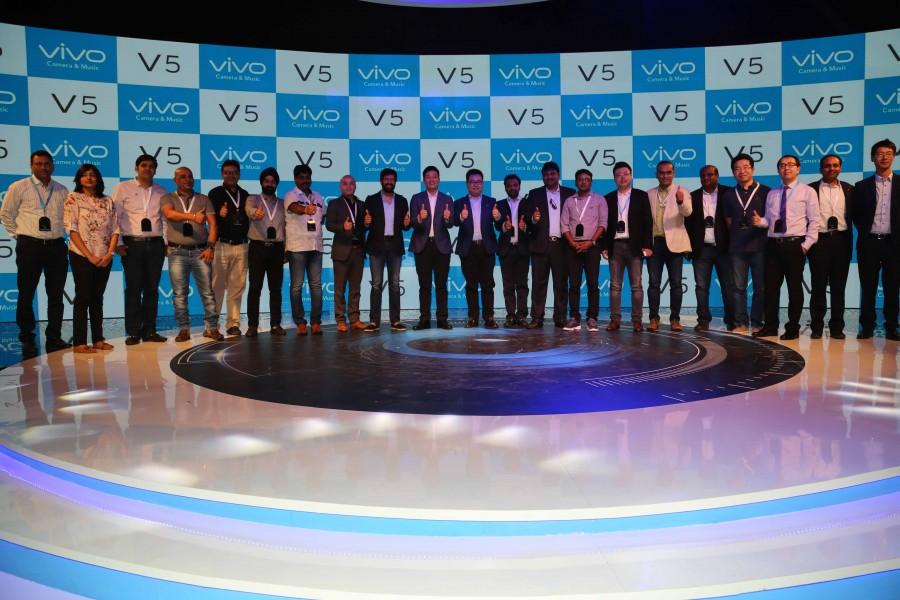 Photos of Kabir Khan launches Vivo V5 smartphone. Kabir Khan,Kabir Khan launches Vivo V5 smartphone,Vivo V5 smartphone,Vivo V5 smartphone launch,Vivo V5,Vivo V5 smartphone launch pics,Vivo V5 smartphone launch images,Vivo V5 smartphone launch photos,Vivo V5 smartphone launch stills,Vivo V5 smartphone lau