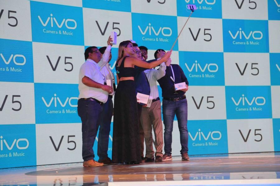 Photos of Kabir Khan launches Vivo V5 smartphone. Kabir Khan,Kabir Khan launches Vivo V5 smartphone,Vivo V5 smartphone,Vivo V5 smartphone launch,Vivo V5,Vivo V5 smartphone launch pics,Vivo V5 smartphone launch images,Vivo V5 smartphone launch photos,Vivo V5 smartphone launch stills,Vivo V5 smartphone lau
