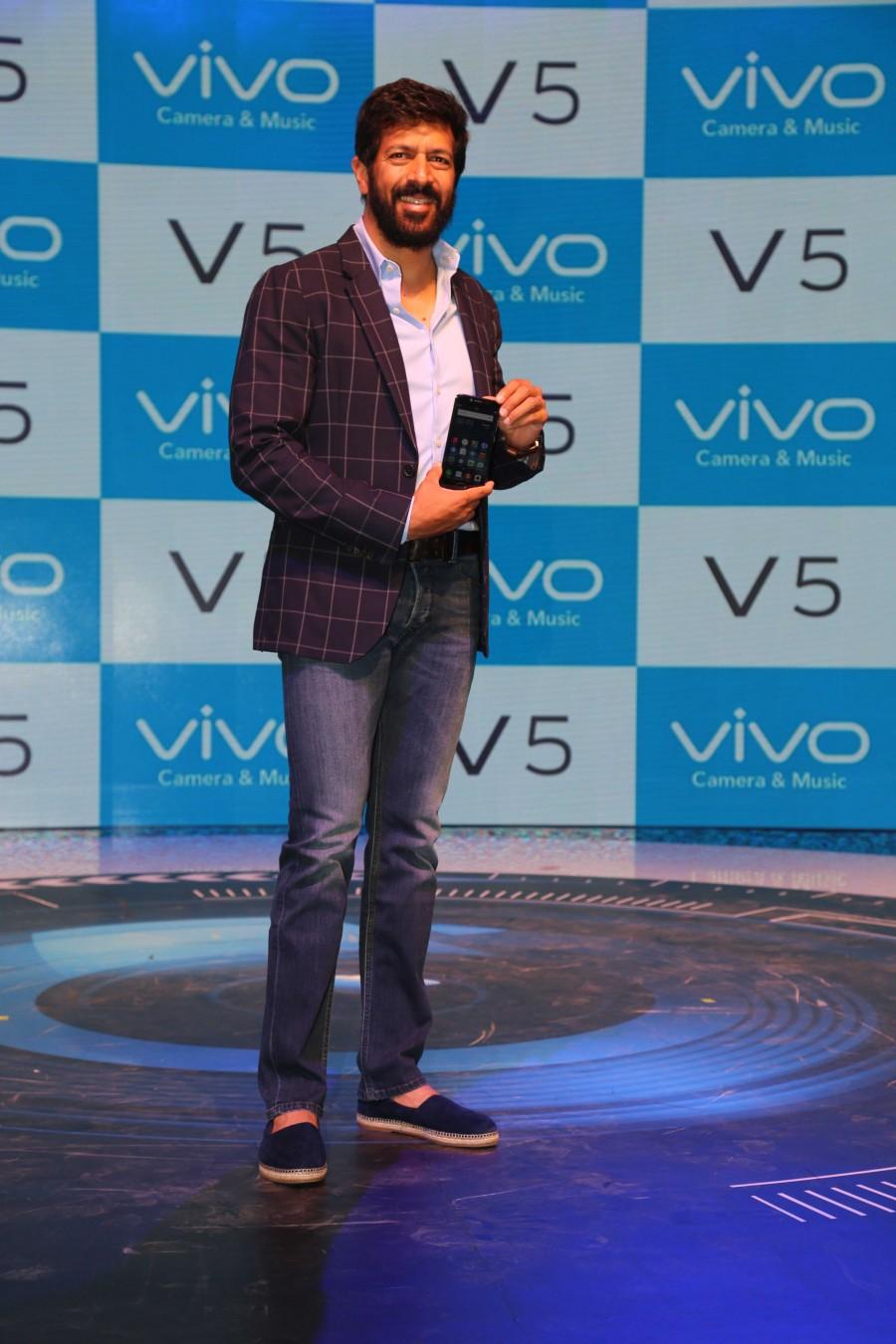 Photos of Kabir Khan launches Vivo V5 smartphone. Kabir Khan,Kabir Khan launches Vivo V5 smartphone,Vivo V5 smartphone,Vivo V5 smartphone launch,Vivo V5,Vivo V5 smartphone launch pics,Vivo V5 smartphone launch images,Vivo V5 smartphone launch photos,Vivo V5 smartphone launch stills,Vivo V5 smartphone lau