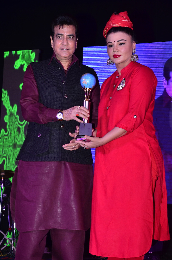 Another TV Actress Hina Khan of Yeh Rishta Kya Kehlata Hai received the award for her work in Television. Senior actress Himani Shivpuri won the award for her dedicated work in Film & Television. Mumbai Global Achiever's Award,Mumbai Global Achiever's Award 2016,Bhajan Samrat Anup Jalota,Gufi Paintal,Arun Bakshi,Jeetendra Kapoor,actor Jeetendra Kapoor,Kanchan Avasthi