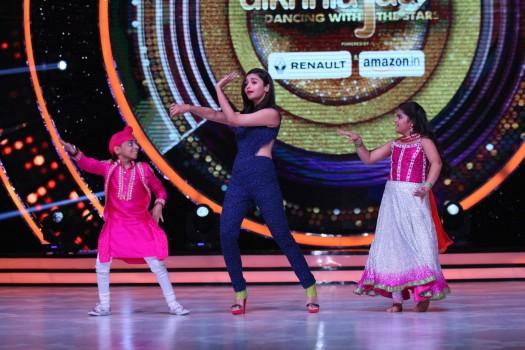 Bollywood actress Alia Bhatt from the upcoming episode of Jhalak Dikhhla Jaa...Hot Hai for the promotion of her upcoming movie 'Dear Zindagi', joining judges Karan Johar, Farah Khan and Jacqueline Fernandez on the jury table.