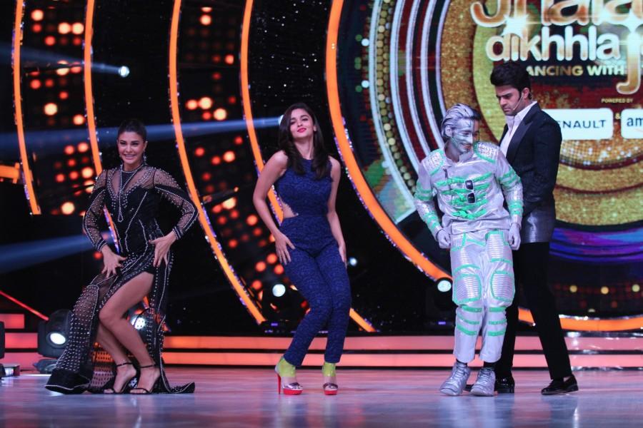 Bollywood actress Alia Bhatt from the upcoming episode of Jhalak Dikhhla Jaa...Hot Hai for the promotion of her upcoming movie 'Dear Zindagi', joining judges Karan Johar, Farah Khan and Jacqueline Fernandez on the jury table. Alia Bhatt,Alia Bhatt promotes Dear Zindagi,Dear Zindagi,Dear Zindagi promotion,Dear Zindagi promotion on Jhalak Dikhhla Jaa...Hota Hai,Jhalak Dikhhla Jaa...Hota Hai,Karan Johar,Farah Khan,Jacqueline Fernandez