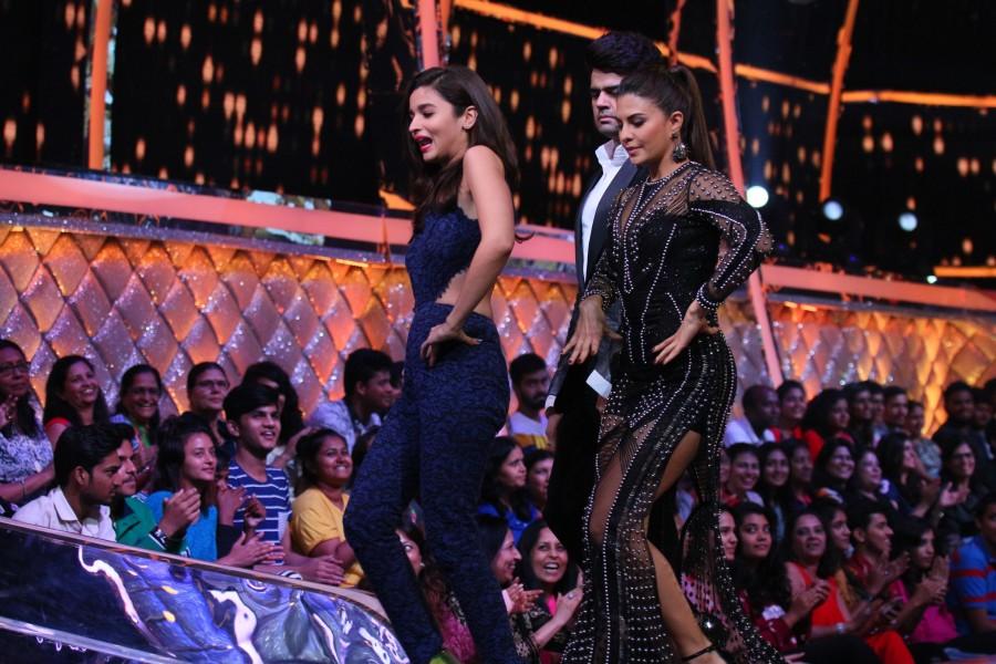 Bollywood actress Alia Bhatt from the upcoming episode of Jhalak Dikhhla Jaa...Hot Hai for the promotion of her upcoming movie 'Dear Zindagi', joining judges Karan Johar, Farah Khan and Jacqueline Fernandez on the jury table. Alia Bhatt,Alia Bhatt promotes Dear Zindagi,Dear Zindagi,Dear Zindagi promotion,Dear Zindagi promotion on Jhalak Dikhhla Jaa...Hota Hai,Jhalak Dikhhla Jaa...Hota Hai,Karan Johar,Farah Khan,Jacqueline Fernandez