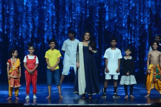 Photos of Bollywood actress Vidya Balan promotes Kahaani 2 on the sets of Super Dancer.