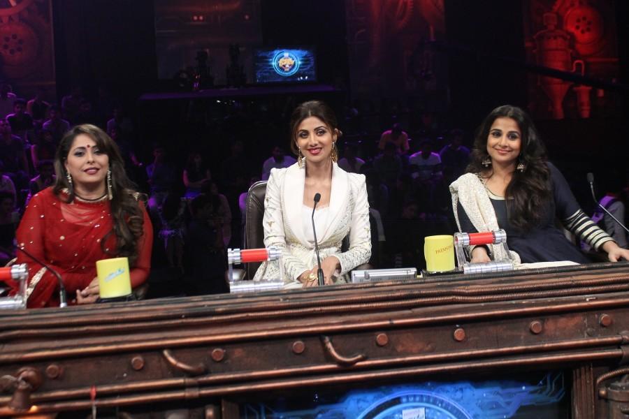 Photos of Bollywood actress Vidya Balan promotes Kahaani 2 on the sets of Super Dancer. Vidya Balan promotes Kahaani 2,Vidya Balan,Kahaani 2,Kahaani 2 on the sets of Super Dancer,Super Dancer,Shilpa Shetty,India's Super Dancer,Vidya Balan on the sets of Super Dancer