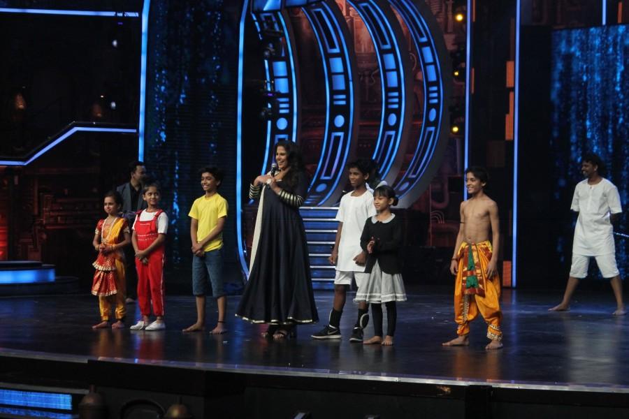 Photos of Bollywood actress Vidya Balan promotes Kahaani 2 on the sets of Super Dancer. Vidya Balan promotes Kahaani 2,Vidya Balan,Kahaani 2,Kahaani 2 on the sets of Super Dancer,Super Dancer,Shilpa Shetty,India's Super Dancer,Vidya Balan on the sets of Super Dancer