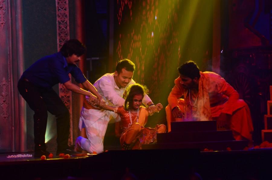 Photos of Bollywood actress Vidya Balan promotes Kahaani 2 on the sets of Super Dancer. Vidya Balan promotes Kahaani 2,Vidya Balan,Kahaani 2,Kahaani 2 on the sets of Super Dancer,Super Dancer,Shilpa Shetty,India's Super Dancer,Vidya Balan on the sets of Super Dancer