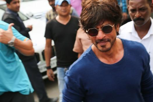 Srk spotted promoting Dear Zindagi at mehboob studio bandra