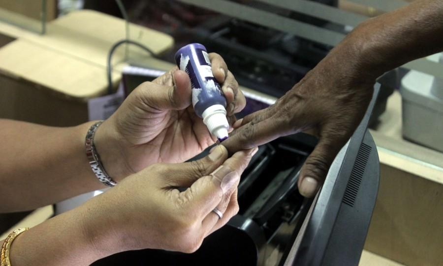 Photos of People showing inked finger at a bank after exchanging banned notes in Chennai on Nov. 17, 2016. People showing inked finger,inked finger,exchanging,exchanging notes,exchanging banned notes,banned notes