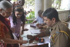 People showing inked finger,inked finger,exchanging,exchanging notes,exchanging banned notes,banned notes