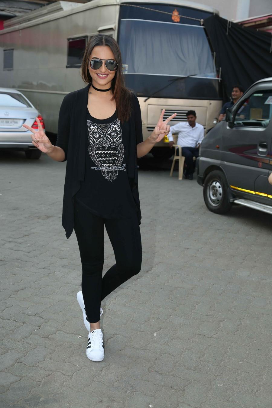 Photos of Sonakshi Sinha at Force 2 press conference. John Abraham,Sonakshi Sinha,Force 2 press conference,Force 2,John Abraham and Sonakshi Sinha,Force 2 press conference pics,Force 2 press conference images,Force 2 press conference photos,Force 2 press conference stills,Force 2 press conference pictures