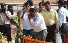 Photos of People pay tribute on former Sena supremo Bal Thackeray's fourth death anniversary at Shivaji Park Memorial in Mumbai on Nov. 17, 2016.