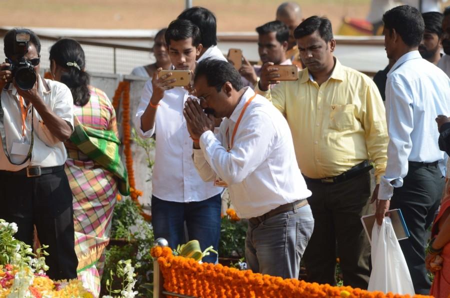 Photos of People pay tribute on former Sena supremo Bal Thackeray's fourth death anniversary at Shivaji Park Memorial in Mumbai on Nov. 17, 2016. Bal Thackeray,Bal Thackeray fourth death anniversary,Bal Thackeray death anniversary,Shivaji Park Memorial,former Sena supremo