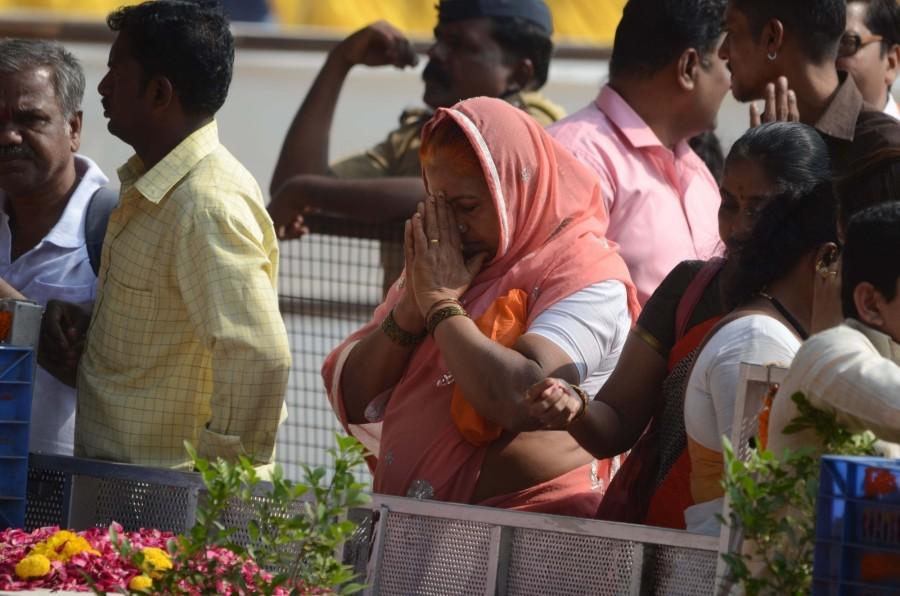 Photos of People pay tribute on former Sena supremo Bal Thackeray's fourth death anniversary at Shivaji Park Memorial in Mumbai on Nov. 17, 2016. Bal Thackeray,Bal Thackeray fourth death anniversary,Bal Thackeray death anniversary,Shivaji Park Memorial,former Sena supremo