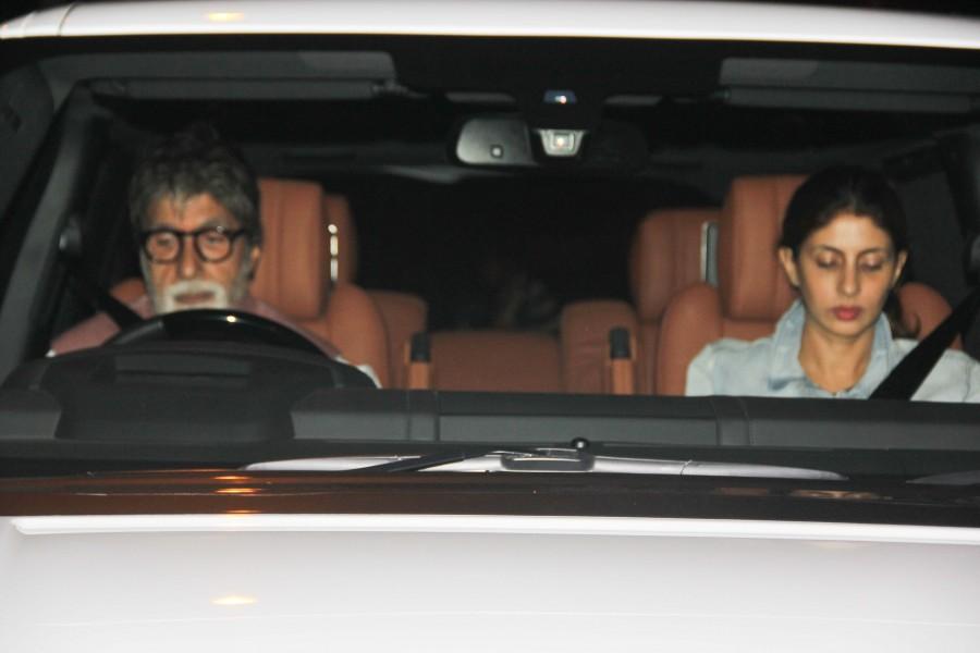 Photos of Bollywood actor Amitabh Bachchan spotted driving at Juhu. Amitabh Bachchan,Amitabh Bachchan car driving,Amitabh Bachchan driving,Amitabh Bachchan at Juhu,Amitabh Bachchan latest pics,Amitabh Bachchan latest images,Amitabh Bachchan latest photos,Amitabh Bachchan latest stills,Amitabh Bachchan latest pictures