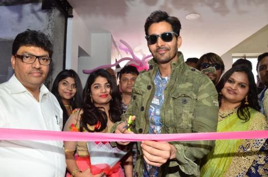 Check out the photos of Actor Harshvardhan Rane inaugurates Lakme Salon at Mehdipatnam.