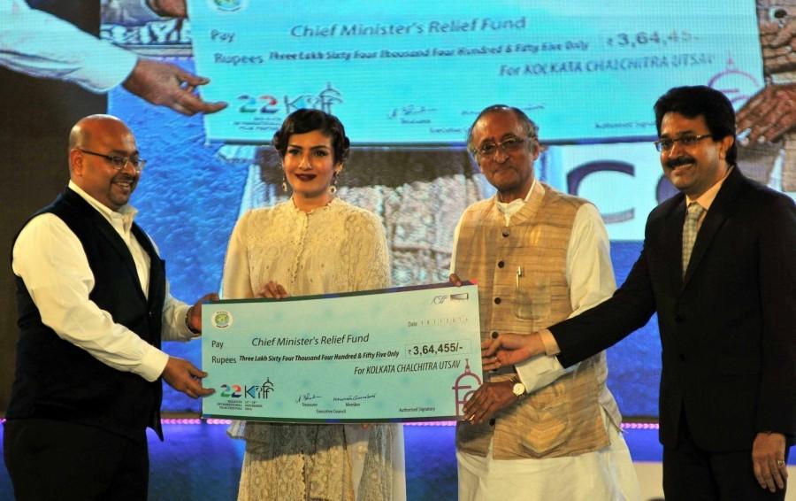 West Bengal Finance minister Amit Mitra, Birla Group chairman Kumar Mangalam Birla and actress Raveena Tandon during the closing ceremony of 22nd Kolkata International Film Festival in Kolkata on Nov 18, 2016. Raveena Tandon,actress Raveena Tandon,closing ceremony of Kolkata International Film Festival,Kolkata International Film Festival,Kolkata International Film Festival closing ceremony,Amit Mitra,Kumar Mangalam Birla