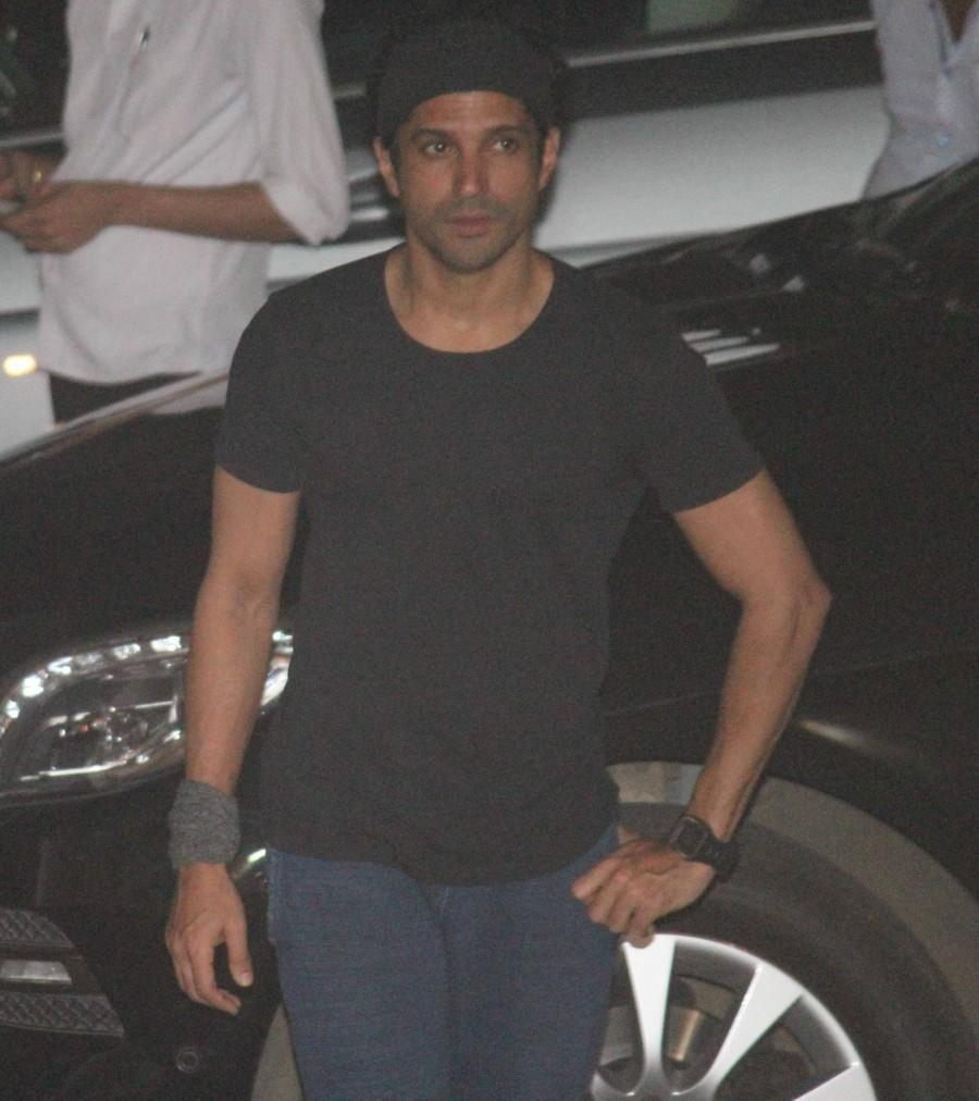 Farhan Akhtar Chris Martin,Arjun Rampal,Farhan Akhtar,Amrita Arora,Kiran Rao,Zoya Akhtar,Farhan Akhtar new pad,Chris Martin snapped with celebs,Chris Martin pics,Chris Martin images,Chris Martin photos,Chris Martin stills,Chris Martin pictures