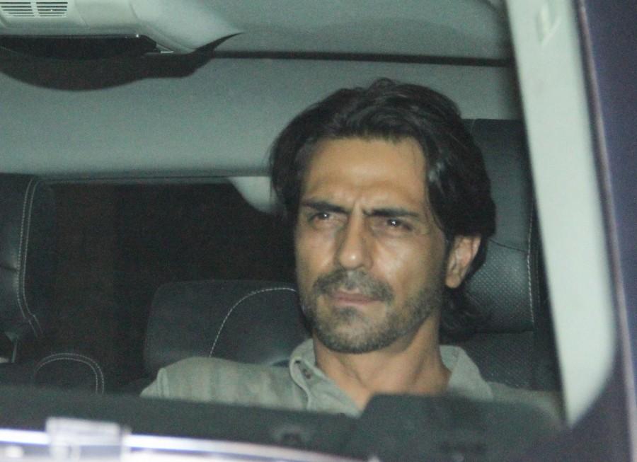 Arjun Rampal Chris Martin,Arjun Rampal,Farhan Akhtar,Amrita Arora,Kiran Rao,Zoya Akhtar,Farhan Akhtar new pad,Chris Martin snapped with celebs,Chris Martin pics,Chris Martin images,Chris Martin photos,Chris Martin stills,Chris Martin pictures