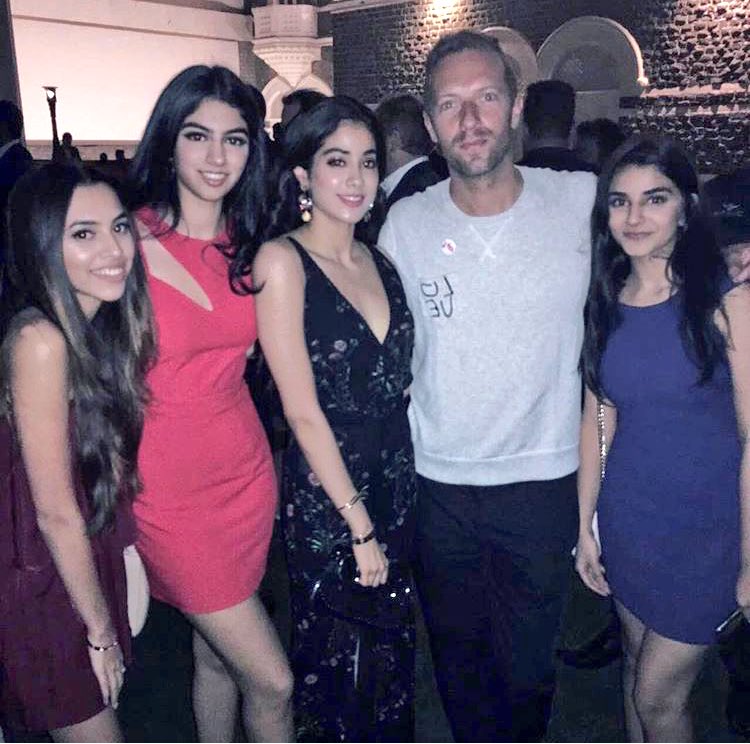 Chris Martin with Jhanvi Kapoor and Khushi Kapoor at Taj Mahal Palace. Shah Rukh Khan,Shraddha,Arjun Kapoor,Chris Martin,Coldplay’s Chris Martin,SRK,Shah Rukh Khan with Chris Martin,Shraddha Kapoor with Chris Martin,Chris Martin in India