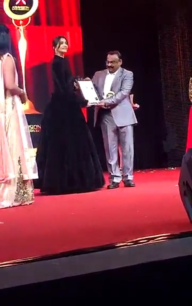 Sonam Kapoor at Asia Vision Awards 2016. Asia Vision Awards 2016,Asia Vision Awards,Vijay Sethupathi,Tamannaah Bhatia,Amy Jackson,Sonam Kapoor,Asia Vision Awards 2016 pics,Asia Vision Awards 2016 images,Asia Vision Awards 2016 photos,Asia Vision Awards 2016 stills,Asia Vision Awards 2016 picture