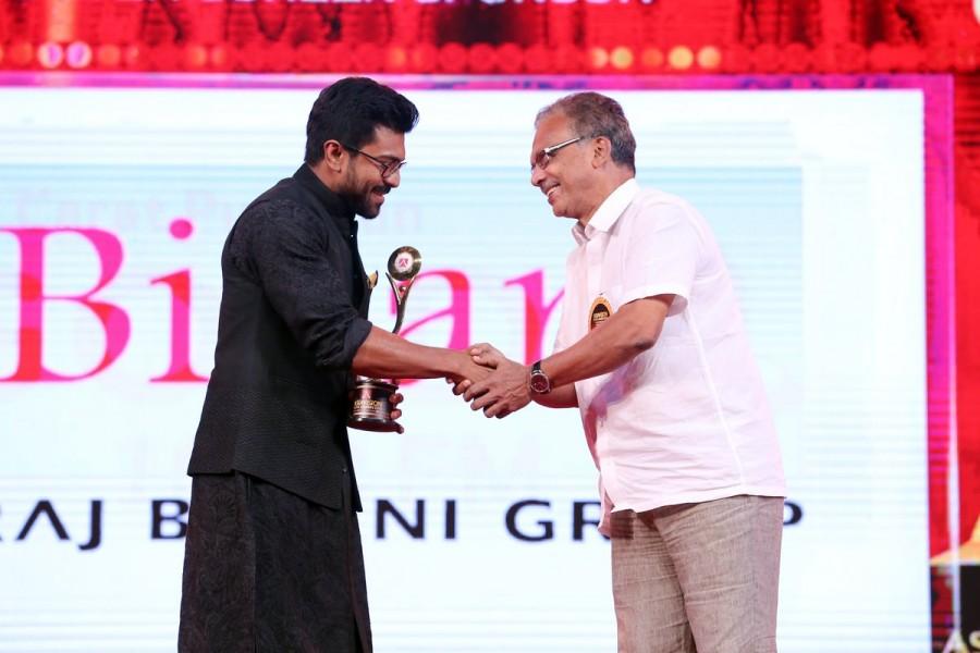 Ram Charan at Asia Vision Awards 2016. Asia Vision Awards 2016,Asia Vision Awards,Vijay Sethupathi,Tamannaah Bhatia,Amy Jackson,Sonam Kapoor,Asia Vision Awards 2016 pics,Asia Vision Awards 2016 images,Asia Vision Awards 2016 photos,Asia Vision Awards 2016 stills,Asia Vision Awards 2016 picture