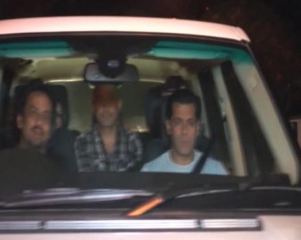 Coldplay After-Party: Salman Khan, Hrithik Roshan, Ranveer Singh, Farhan Akhtar, Imtiaz Ali, Kiran Rao, Zoya Akhtar, Ranveer Singh, Riteish Deshmukh, Genelia D'Souza, Shriya Saran, Vivek Oberai and many others party at Shah Rukh Khan's Mannat.