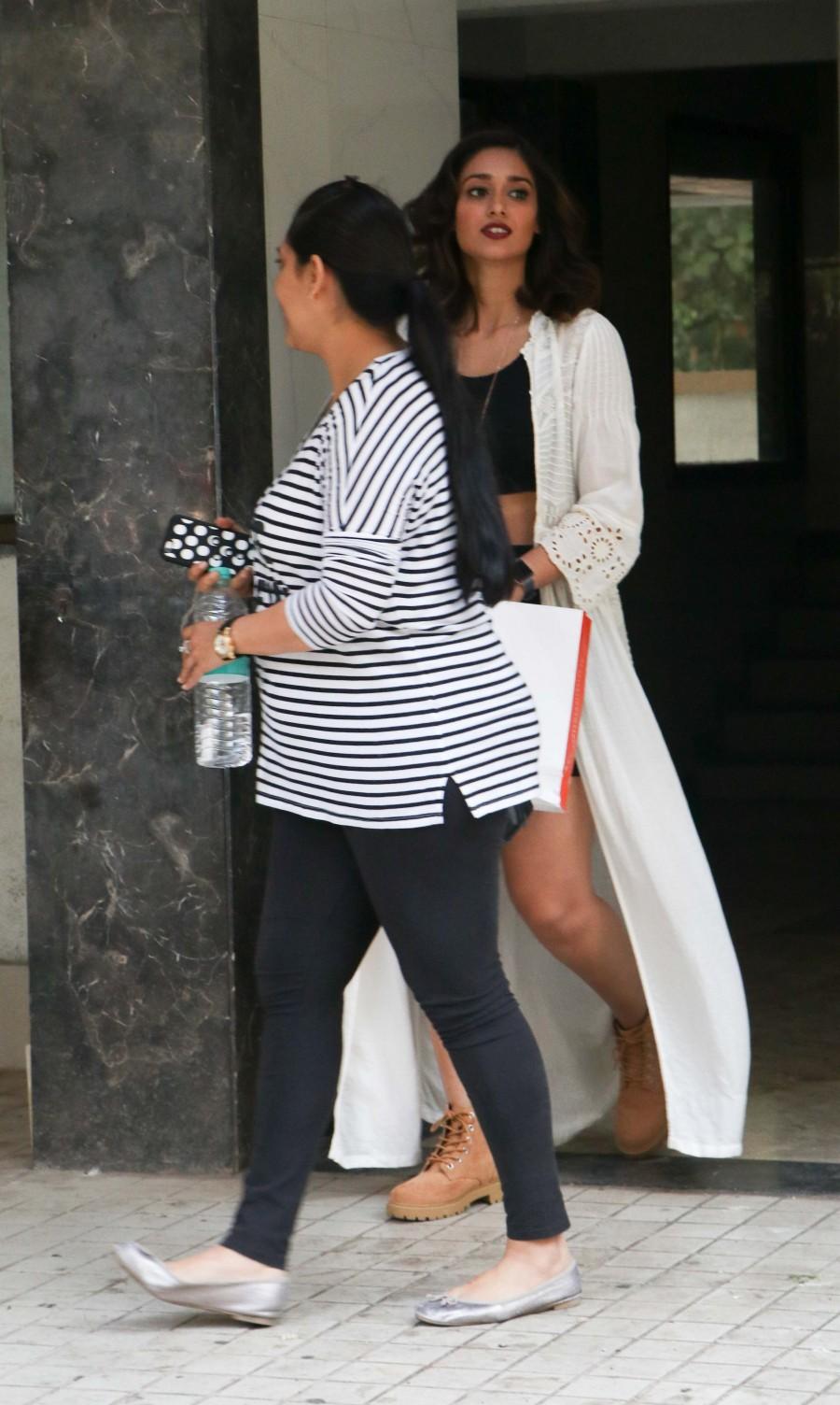 Ileana D'Cruz spotted at Milan Luthria house. Ileana D'Cruz,Esha Gupta,Emraan Hashmi,Milan Luthria house,Milan Luthria
