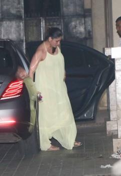 Check out the pictures of Actress Kareena Kapoor at Malaika Arora House in Mumbai on Nov 21, 2016.