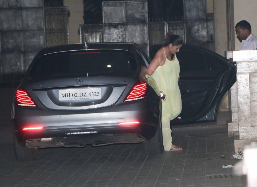 Check out the pictures of Actress Kareena Kapoor at Malaika Arora House in Mumbai on Nov 21, 2016. Kareena Kapoor,Kareena Kapoor khan,kareena kapoor khan baby,Kareena Kapoor baby bump,Kareena Kapoor spotted at Malaika Arora house,Kareena Kapoor at Malaika Arora house,Malaika Arora house,Malaika Arora