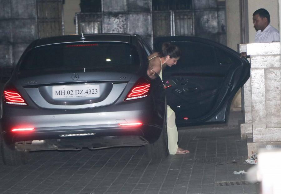 Check out the pictures of Actress Kareena Kapoor at Malaika Arora House in Mumbai on Nov 21, 2016. Kareena Kapoor,Kareena Kapoor khan,kareena kapoor khan baby,Kareena Kapoor baby bump,Kareena Kapoor spotted at Malaika Arora house,Kareena Kapoor at Malaika Arora house,Malaika Arora house,Malaika Arora