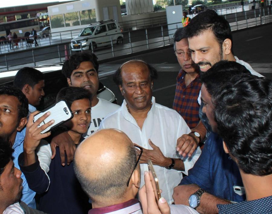 Rajinikanth spotted at Mumbai Airport. Rajinikanth,Hrithik Roshan,Alia Bhatt,Sonu Sood,John Abraham,Rajinikanth at Mumbai Airport,Hrithik Roshan at Mumbai Airport,Alia Bhatt at Mumbai Airport,Sonu Sood at Mumbai Airport,John Abraham at Mumbai Airport