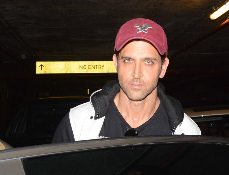 Hrithik Roshan spotted at Mumbai Airport. Rajinikanth,Hrithik Roshan,Alia Bhatt,Sonu Sood,John Abraham,Rajinikanth at Mumbai Airport,Hrithik Roshan at Mumbai Airport,Alia Bhatt at Mumbai Airport,Sonu Sood at Mumbai Airport,John Abraham at Mumbai Airport