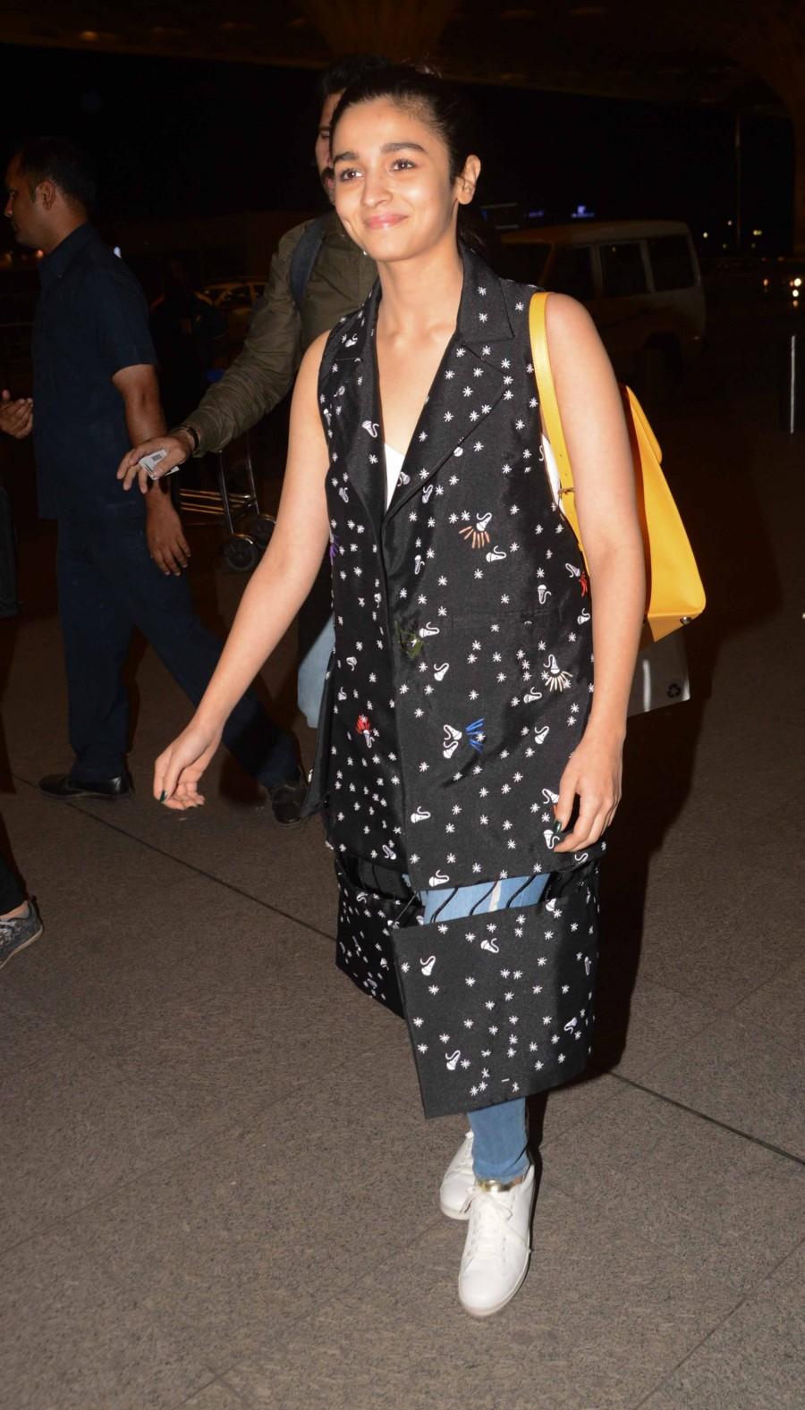Alia Bhatt spotted at Mumbai Airport. Rajinikanth,Hrithik Roshan,Alia Bhatt,Sonu Sood,John Abraham,Rajinikanth at Mumbai Airport,Hrithik Roshan at Mumbai Airport,Alia Bhatt at Mumbai Airport,Sonu Sood at Mumbai Airport,John Abraham at Mumbai Airport