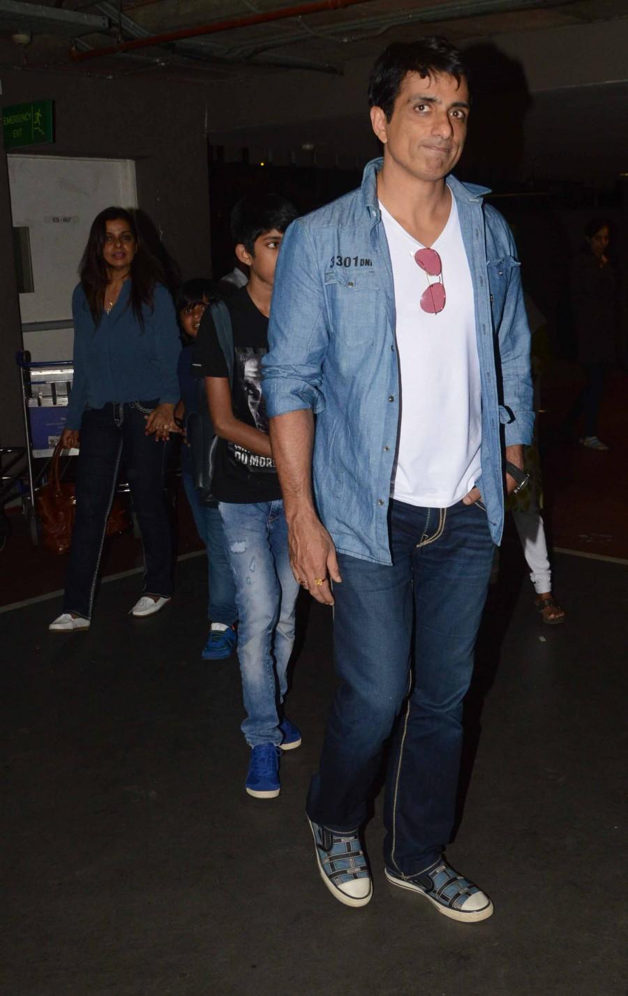 Sonu Sood spotted at Mumbai Airport. Rajinikanth,Hrithik Roshan,Alia Bhatt,Sonu Sood,John Abraham,Rajinikanth at Mumbai Airport,Hrithik Roshan at Mumbai Airport,Alia Bhatt at Mumbai Airport,Sonu Sood at Mumbai Airport,John Abraham at Mumbai Airport